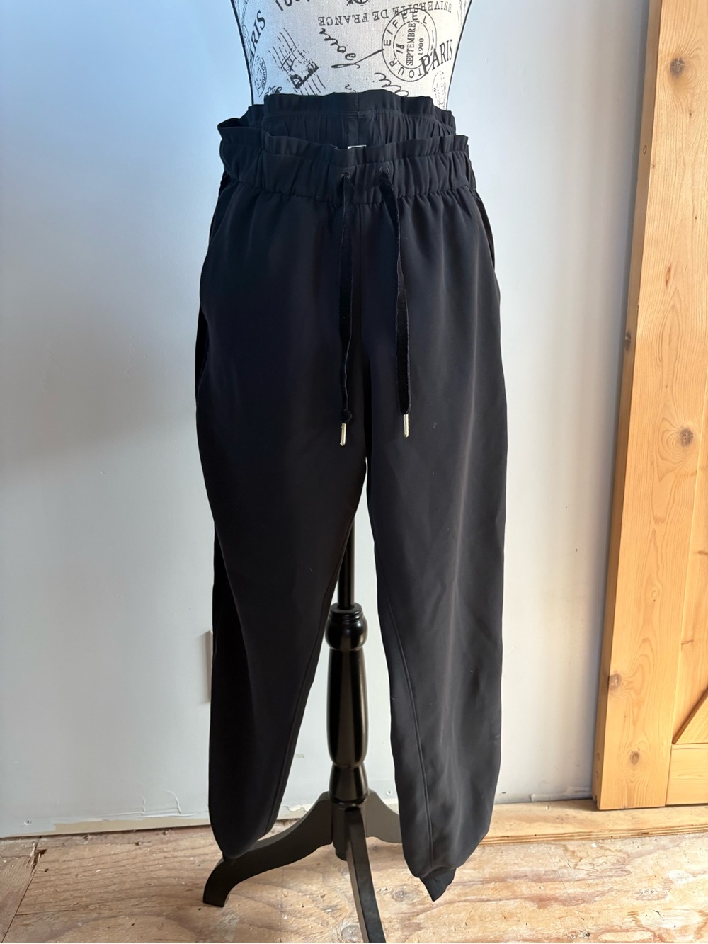 Lululemon On the Fly Jogger Velvet Trim 2019 VGUC size 6 black